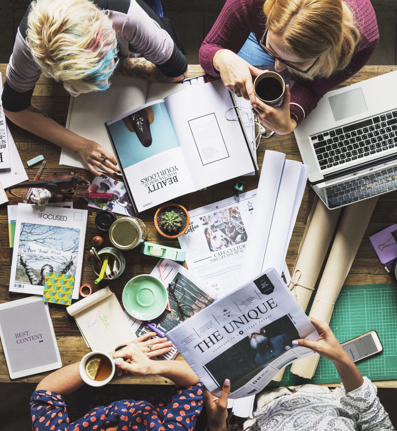 Équipe créative en réunion de travail, agence de communication Iwego Tarn