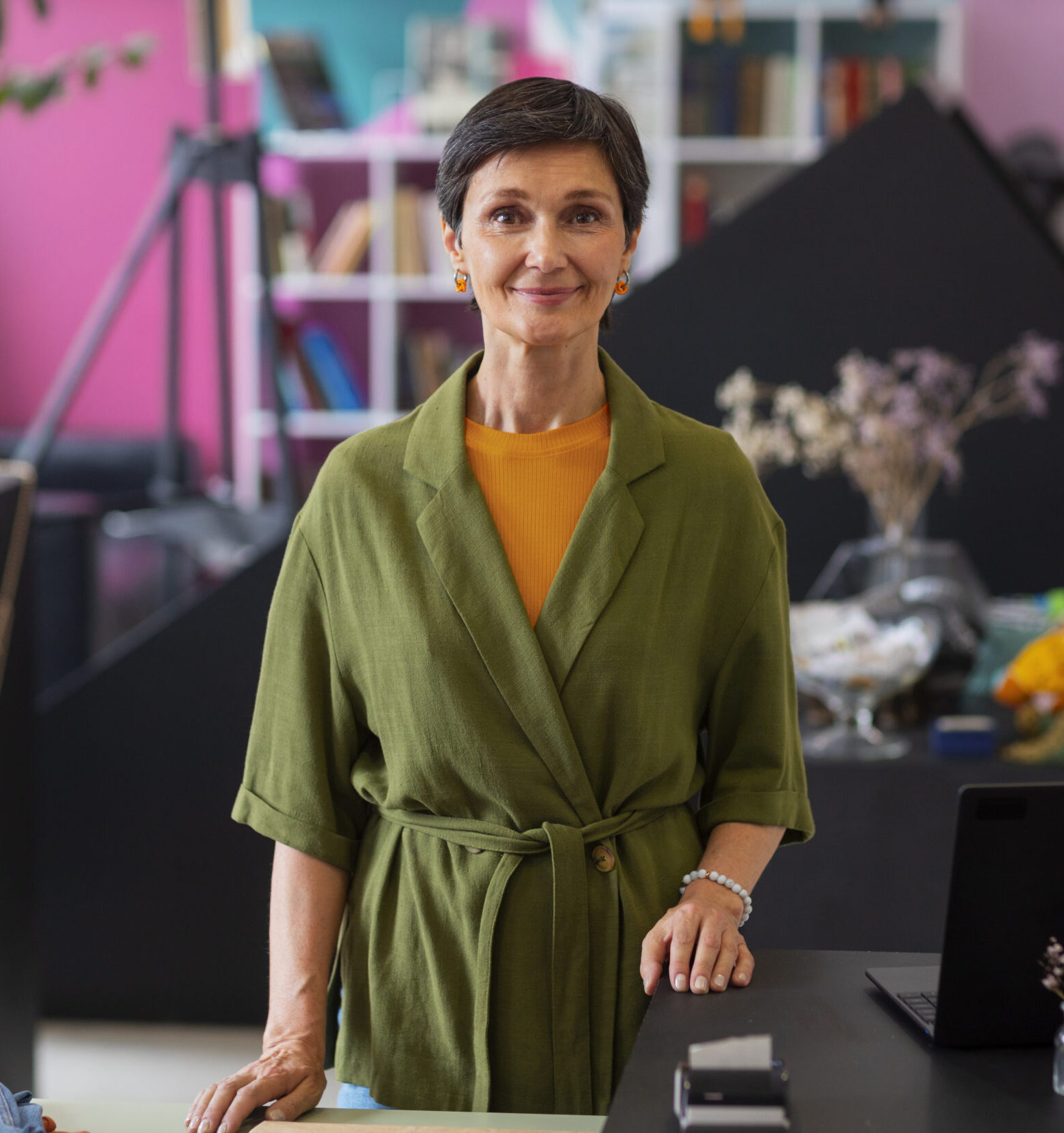 Portrait d’une femme souriante chez Iwego, agence de communication Toulouse