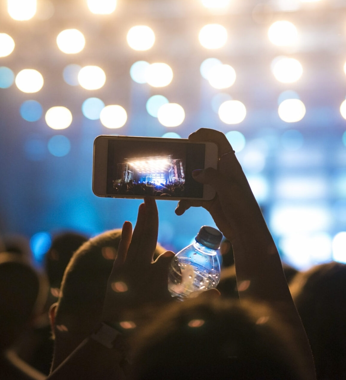 Personne filmant un concert avec smartphone, Agence de communication Tarn