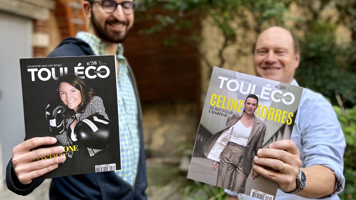 Deux hommes présentent des magazines ToulÉco, agence de communication Toulouse