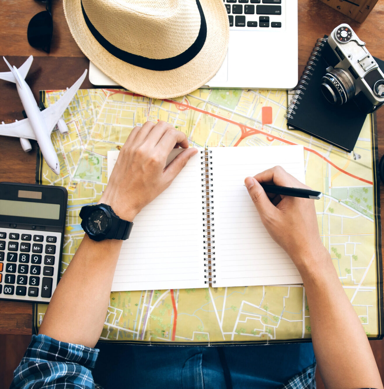 Préparation de voyage avec carte, carnet et avion miniature