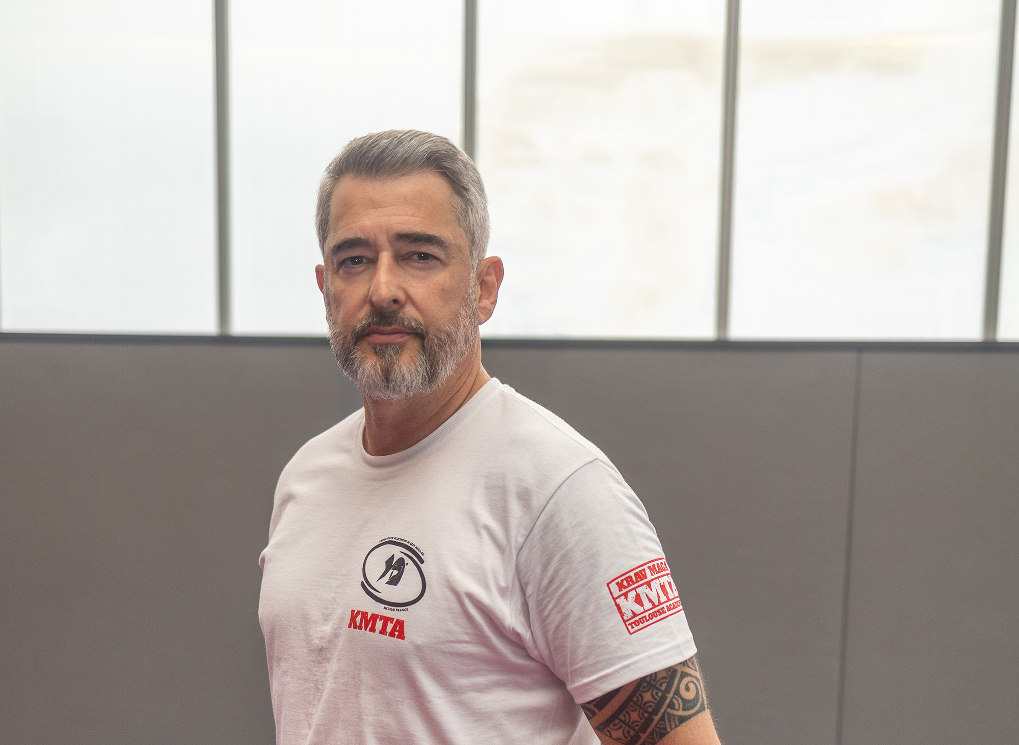 Portrait d’un homme en t-shirt KMTA Toulouse Académie Krav Maga