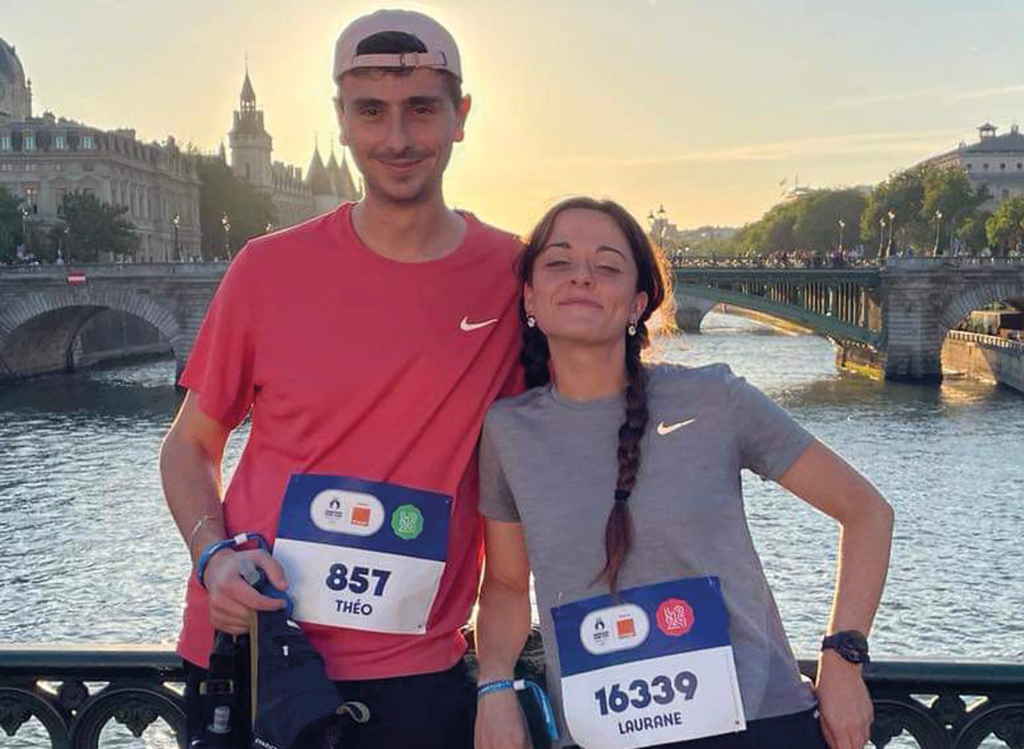 Coureurs Iwego Théo et Laurane portant leurs dossards de course