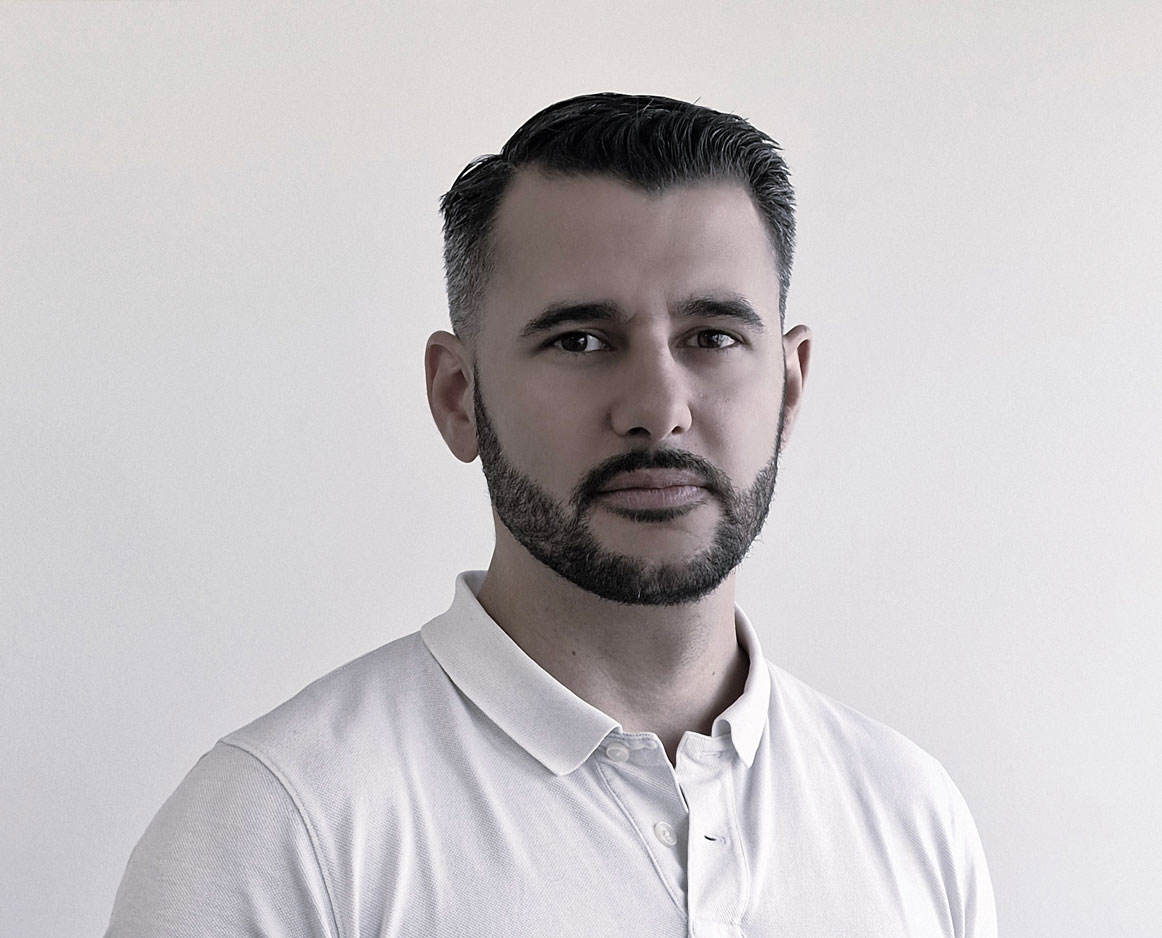 Portrait d’un homme barbu en polo blanc, équipe Iwego